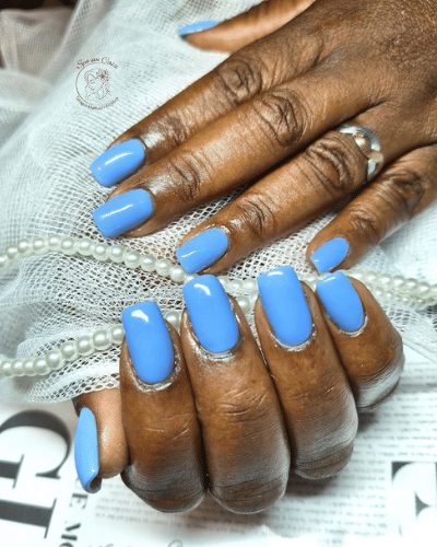 Manicure azul realizada pela Liliana