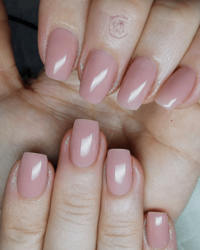 Unhas em tom nude realizadas pela Liliana