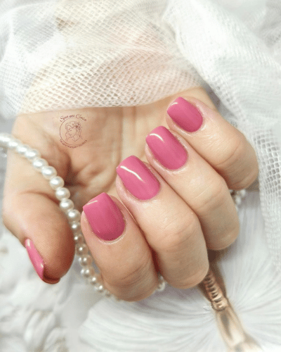 Manicure rosa realizada pela Liliana